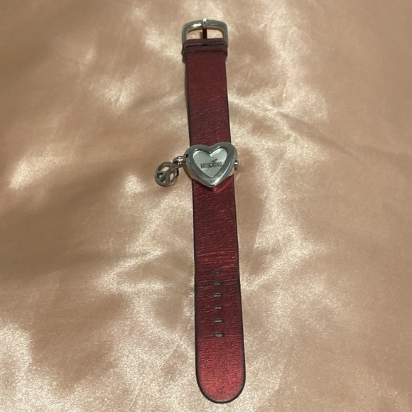 MOSCHINO heart-shaped watch with peace sign charm and red shiny strap - Picture 11 of 12